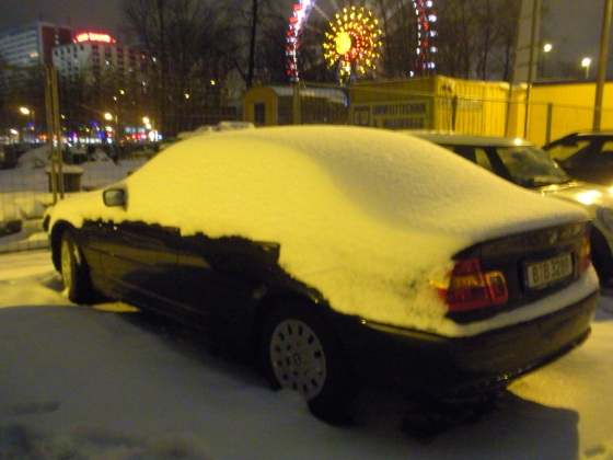 BMW coberta de "glacê" após uma nevasca